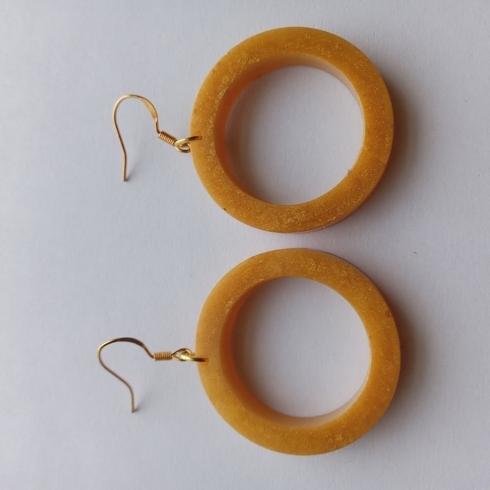 5/$50 Harvest gold circle resin earrings